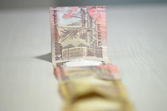 Why even deposits of under Rs 2.5 lakh in old notes might see taxman knocking on your door